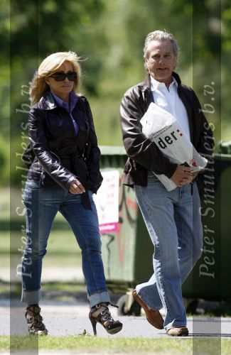 Amsterdam 5 mei 2007
Connie Hans en Shanna Breukhoven wandelen in het vondelpark. Connie heeft schoenen met hoge hakken aan.
