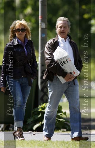 Amsterdam 5 mei 2007
Connie Hans en Shanna Breukhoven wandelen in het vondelpark. Connie heeft schoenen met hoge hakken aan.