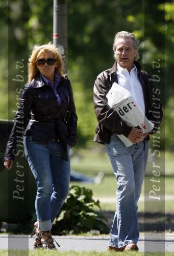 Amsterdam 5 mei 2007
Connie Hans en Shanna Breukhoven wandelen in het vondelpark. Connie heeft schoenen met hoge hakken aan.