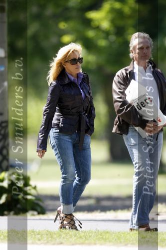 Amsterdam 5 mei 2007
Connie Hans en Shanna Breukhoven wandelen in het vondelpark. Connie heeft schoenen met hoge hakken aan.