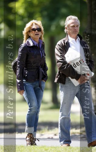 Amsterdam 5 mei 2007
Connie Hans en Shanna Breukhoven wandelen in het vondelpark. Connie heeft schoenen met hoge hakken aan.