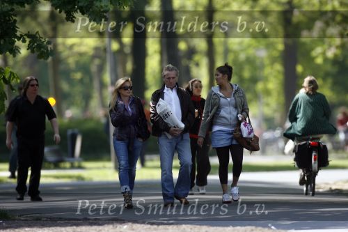 Amsterdam 5 mei 2007
Connie Hans en Shanna Breukhoven wandelen in het vondelpark. Connie heeft schoenen met hoge hakken aan.