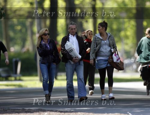 Amsterdam 5 mei 2007
Connie Hans en Shanna Breukhoven wandelen in het vondelpark. Connie heeft schoenen met hoge hakken aan.