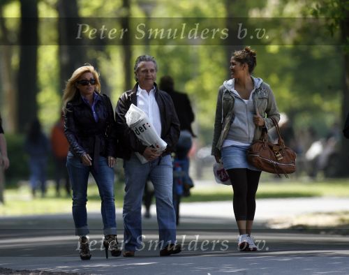 Amsterdam 5 mei 2007
Connie Hans en Shanna Breukhoven wandelen in het vondelpark. Connie heeft schoenen met hoge hakken aan.