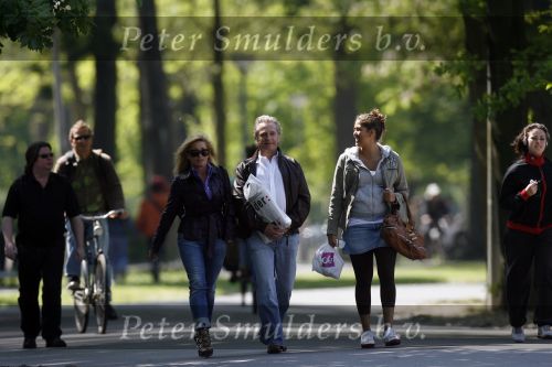 Amsterdam 5 mei 2007
Connie Hans en Shanna Breukhoven wandelen in het vondelpark. Connie heeft schoenen met hoge hakken aan.