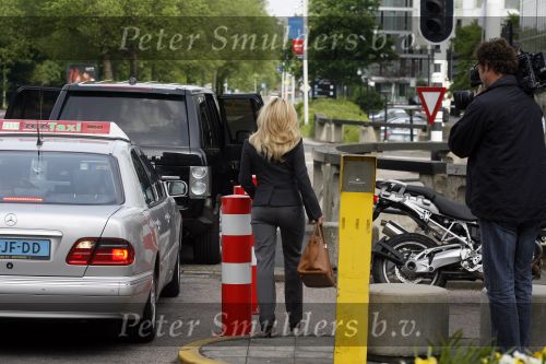 Amsterdam 9 mei 2007
Rechtzaak Connie Breukhoven tegen witheet en zij online (Leo v Royen). Hans Breukhoven was er ook bij.