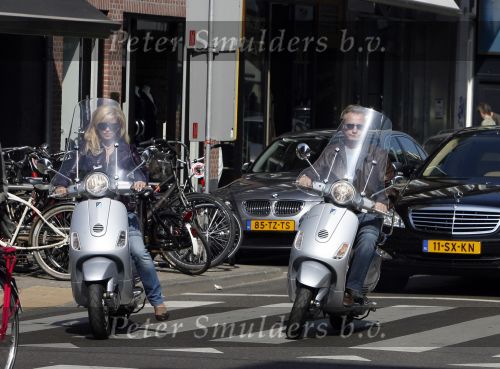 Amsterdam 22 april 2007
Hans en Connie Breukhoven met scooter bij het Amstel Hotel en samen ijsje eten.