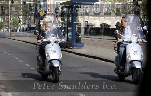 Amsterdam 22 april 2007
Hans en Connie Breukhoven met scooter bij het Amstel Hotel en samen ijsje eten.