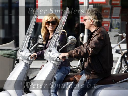 Amsterdam 22 april 2007
Hans en Connie Breukhoven met scooter bij het Amstel Hotel en samen ijsje eten.
