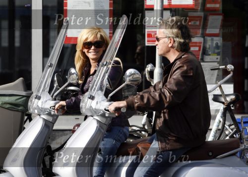 Amsterdam 22 april 2007
Hans en Connie Breukhoven met scooter bij het Amstel Hotel en samen ijsje eten.