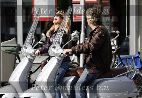Amsterdam 22 april 2007
Hans en Connie Breukhoven met scooter bij het Amstel Hotel en samen ijsje eten.