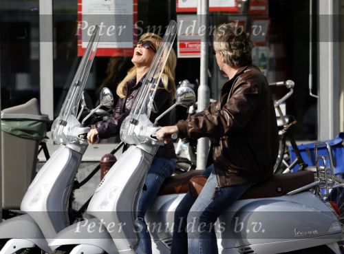 Amsterdam 22 april 2007
Hans en Connie Breukhoven met scooter bij het Amstel Hotel en samen ijsje eten.
