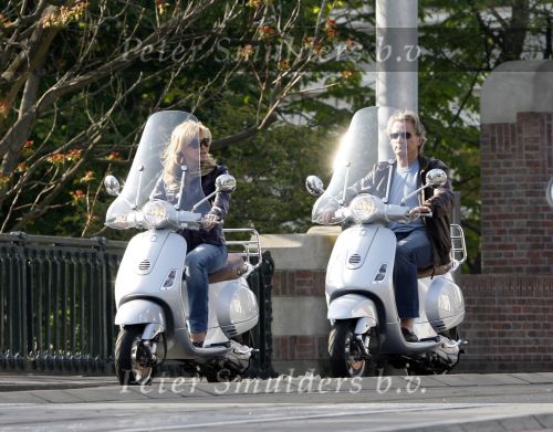Amsterdam 22 april 2007
Hans en Connie Breukhoven met scooter bij het Amstel Hotel en samen ijsje eten.