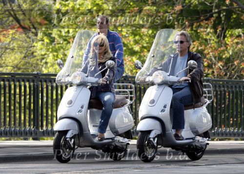 Amsterdam 22 april 2007
Hans en Connie Breukhoven met scooter bij het Amstel Hotel en samen ijsje eten.