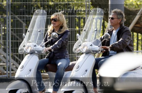 Amsterdam 22 april 2007
Hans en Connie Breukhoven met scooter bij het Amstel Hotel en samen ijsje eten.