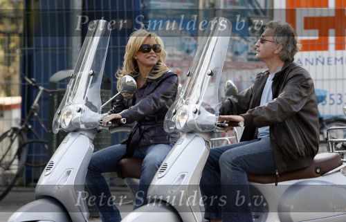 Amsterdam 22 april 2007
Hans en Connie Breukhoven met scooter bij het Amstel Hotel en samen ijsje eten.