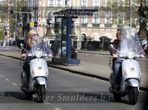 Amsterdam 22 april 2007
Hans en Connie Breukhoven met scooter bij het Amstel Hotel en samen ijsje eten.