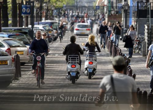 Amsterdam 22 april 2007
Hans en Connie Breukhoven met scooter bij het Amstel Hotel en samen ijsje eten.