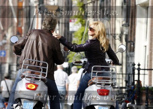 Amsterdam 22 april 2007
Hans en Connie Breukhoven met scooter bij het Amstel Hotel en samen ijsje eten.