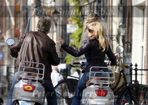 Amsterdam 22 april 2007
Hans en Connie Breukhoven met scooter bij het Amstel Hotel en samen ijsje eten.