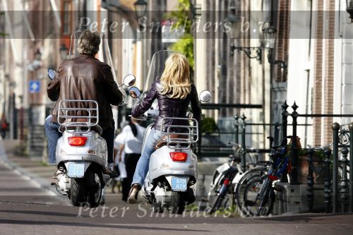 Amsterdam 22 april 2007
Hans en Connie Breukhoven met scooter bij het Amstel Hotel en samen ijsje eten.