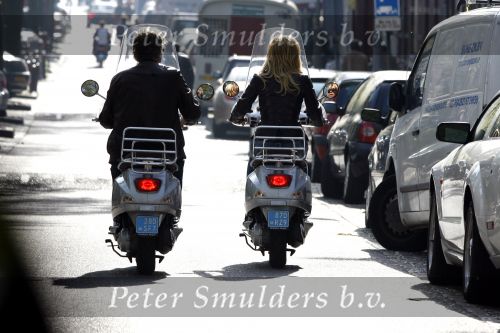 Amsterdam 22 april 2007
Hans en Connie Breukhoven met scooter bij het Amstel Hotel en samen ijsje eten.