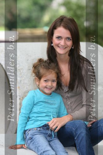Helmond, 9 Mei 2007
Debbie v d Putten 21 jaar met haar nichtje
Mis (s) 2007   Miss 2007
Arm Amputatie
Debbie zit nu in een reï¿½ntegratie project voor een nieuwe studie
Hobby\'s: Dansen, winkelen, reizen
Na een ongeluk in 2005 met een touringcar ben ik mijn rechterarm verloren
Foto: Peter Smulders BV