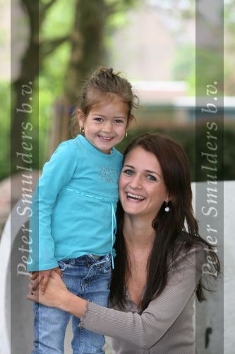 Helmond, 9 Mei 2007
Debbie v d Putten 21 jaar met haar nichtje
Mis (s) 2007   Miss 2007
Arm Amputatie
Debbie zit nu in een reï¿½ntegratie project voor een nieuwe studie
Hobby\'s: Dansen, winkelen, reizen
Na een ongeluk in 2005 met een touringcar ben ik mijn rechterarm verloren
Foto: Peter Smulders BV