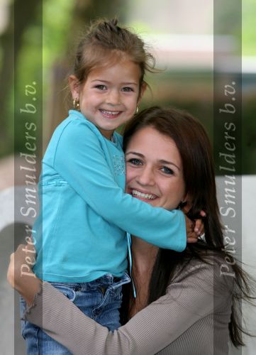 Helmond, 9 Mei 2007
Debbie v d Putten 21 jaar met haar nichtje
Mis (s) 2007   Miss 2007
Arm Amputatie
Debbie zit nu in een reï¿½ntegratie project voor een nieuwe studie
Hobby\'s: Dansen, winkelen, reizen
Na een ongeluk in 2005 met een touringcar ben ik mijn rechterarm verloren
Foto: Peter Smulders BV