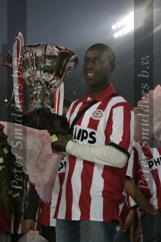 Eindhoven, 2 Mei 2007 Twee dagen na het onverwachte landskampioenschap van PSV Seizoen 2006/2007 was er een huldiging voor de PSV Selektie.
Op de foto Edison Mendez met de stadsbeker