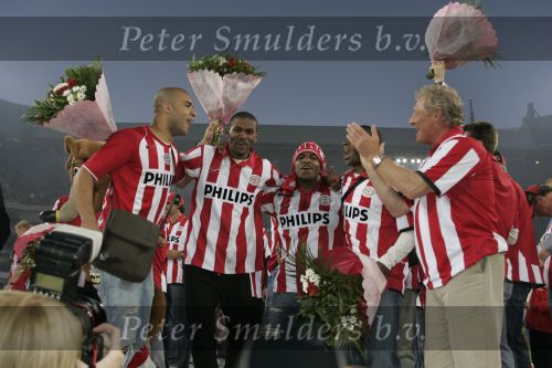 Eindhoven, 2 Mei 2007 Twee dagen na het onverwachte landskampioenschap van PSV Seizoen 2006/2007 was er een huldiging voor de PSV Selektie.
Op de foto Eduardo Alcides en Jefferson Farfan,Alex PSV en Tonny Bruis Slot