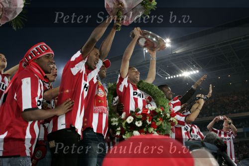 Eindhoven, 2 Mei 2007 Twee dagen na het onverwachte landskampioenschap van PSV Seizoen 2006/2007 was er een huldiging voor de PSV Selektie.
Op de foto Eduardo Alcides en Jefferson Farfan, Patrick Kluivert, Eric Addo