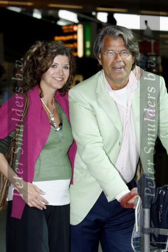 Schiphol 20 april 2007
Emile Ratelband met zijn zwangere vriendin op schiphol.