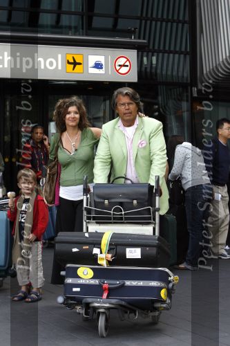 Schiphol 20 april 2007
Emile Ratelband met zijn zwangere vriendin op schiphol.