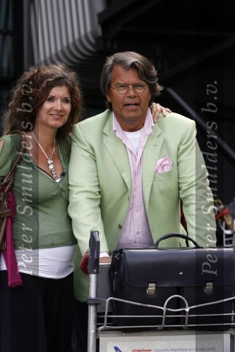 Schiphol 20 april 2007
Emile Ratelband met zijn zwangere vriendin op schiphol.