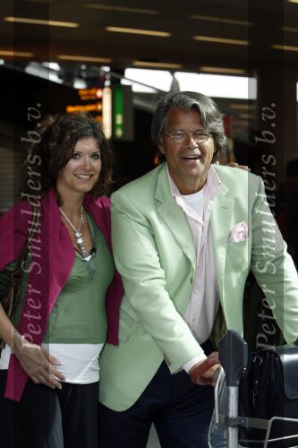 Schiphol 20 april 2007
Emile Ratelband met zijn zwangere vriendin op schiphol.