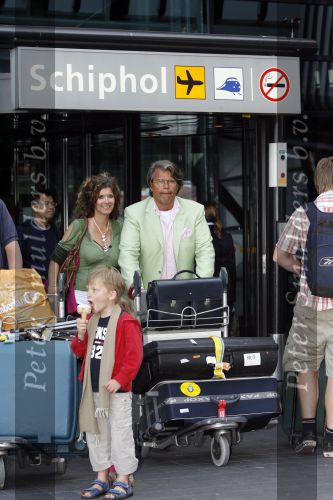 Schiphol 20 april 2007
Emile Ratelband met zijn zwangere vriendin op schiphol.