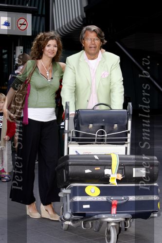 Schiphol 20 april 2007
Emile Ratelband met zijn zwangere vriendin op schiphol.