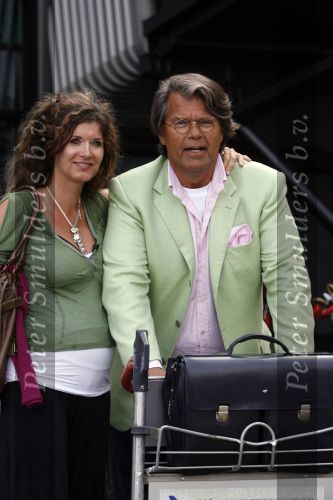 Schiphol 20 april 2007
Emile Ratelband met zijn zwangere vriendin op schiphol.