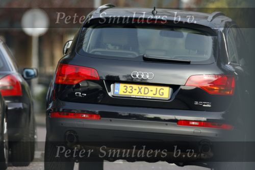 Laren 6 april 2007
Fons te Poel met zijn vrouw bij thuiskomst van vakantie.
Audi Q7