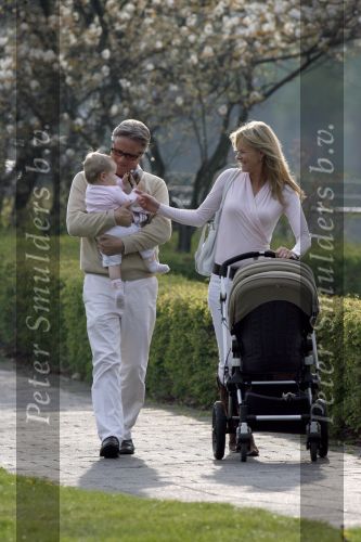Laren 12 april 2007
Fons de Poel met vrouw en dochter wandelend door Laren.