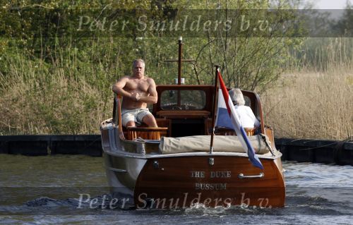 Loosdrecht 16 april 2007
Frank Wisse met Viktor aan het varen op zijn boot.