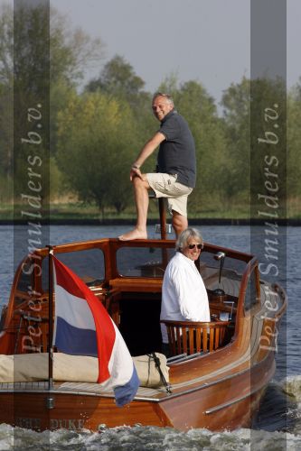 Loosdrecht 16 april 2007
Frank Wisse met Viktor aan het varen op zijn boot.