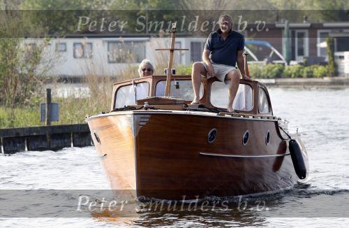 Loosdrecht 16 april 2007
Frank Wisse met Viktor aan het varen op zijn boot.