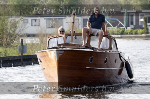 Loosdrecht 16 april 2007
Frank Wisse met Viktor aan het varen op zijn boot.
