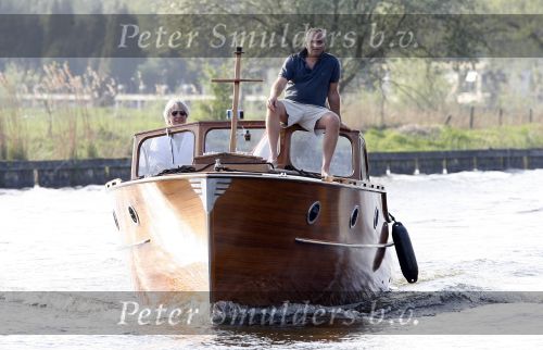 Loosdrecht 16 april 2007
Frank Wisse met Viktor aan het varen op zijn boot.
