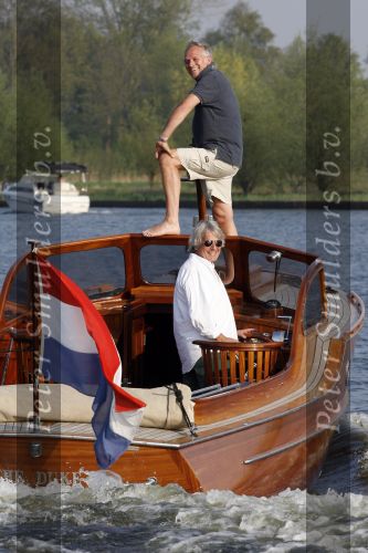 Loosdrecht 16 april 2007
Frank Wisse met Viktor aan het varen op zijn boot.