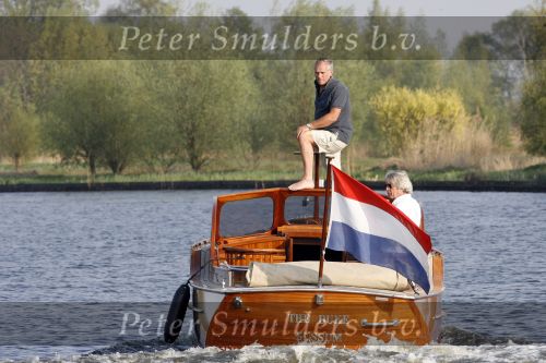Loosdrecht 16 april 2007
Frank Wisse met Viktor aan het varen op zijn boot.