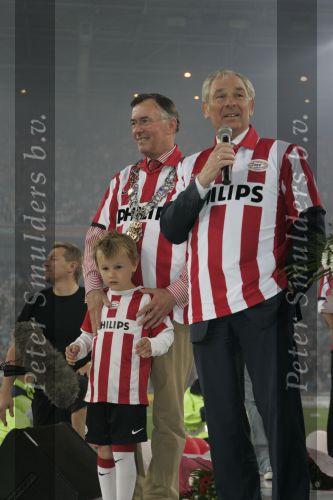 Eindhoven, 1 Mei 2007 Hulding Selektie van PSV in het PSV-stadion 2 dagen nadat zij voor de 20e maal kampioen zijn geworden van Nederland
Voorzitter Frits Schuitema spreekt de 35000 mensen toe, rechts van hem burgemester Alexander Sakkers