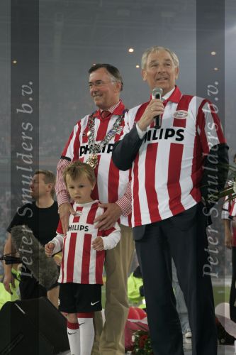 Eindhoven, 1 Mei 2007 Hulding Selektie van PSV in het PSV-stadion 2 dagen nadat zij voor de 20e maal kampioen zijn geworden van Nederland
Voorzitter Frits Schuitema spreekt de 35000 mensen toe, rechts van hem burgemester Alexander Sakkers